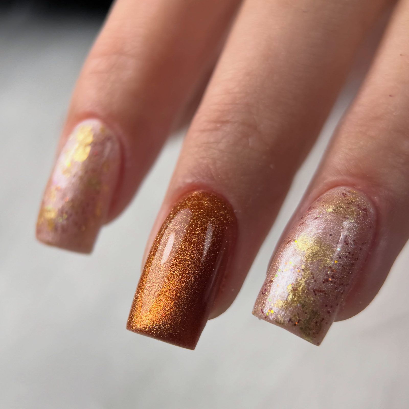 Vierkante gelnagels met koperkleurige glitter en bladgoud
