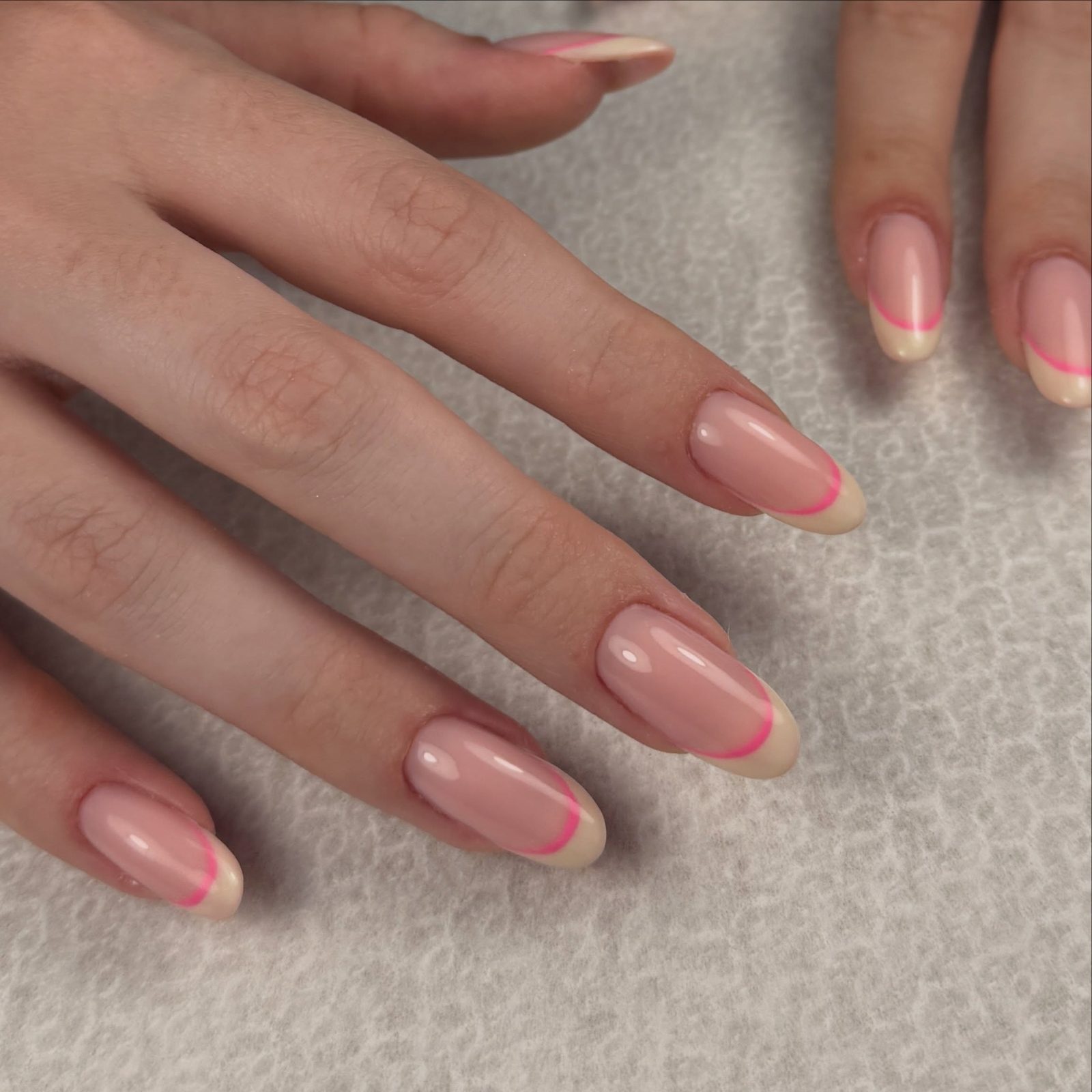 Amandelnagels met een neonroze french