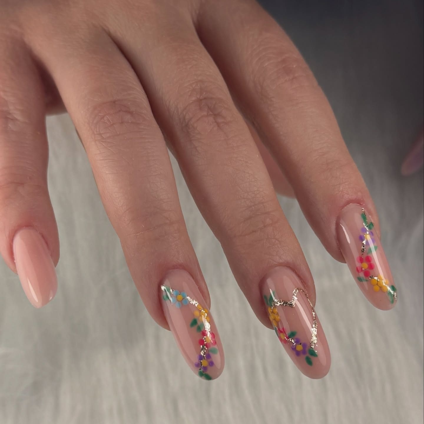 Amandelnagels met kleine geschilderde bloemen en zilveren lijntjes
