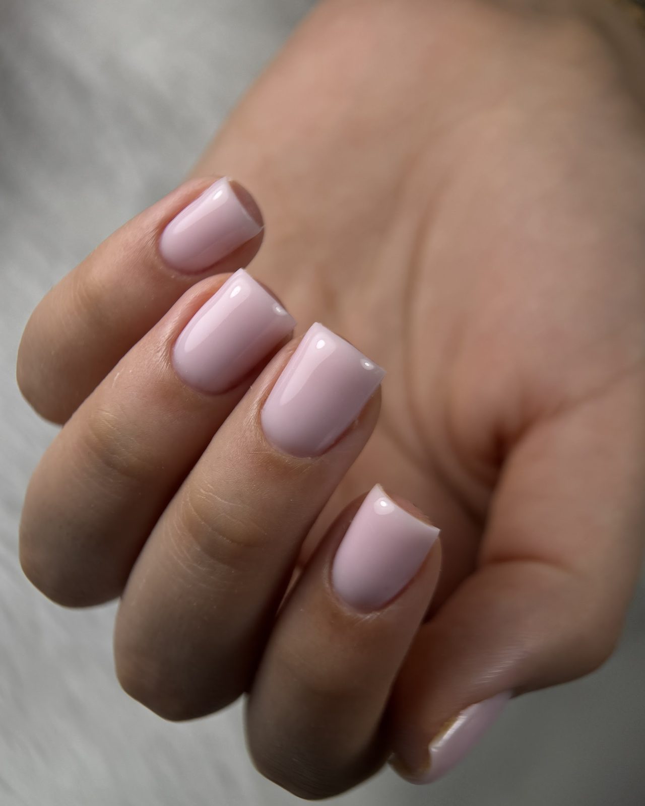 Korte vierkante gelnagels in zacht roze